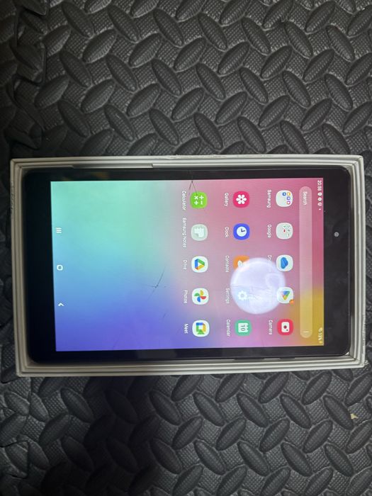 Tableta samsung galaxy Tab A fisurat dar merge