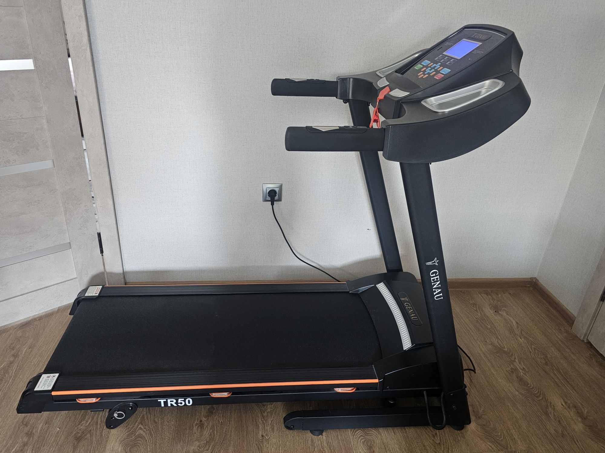 Продам беговую дорожку  GENAU TR50