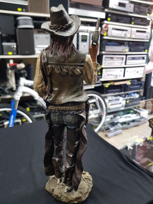 Оригинални статуи на Даниел монфорд