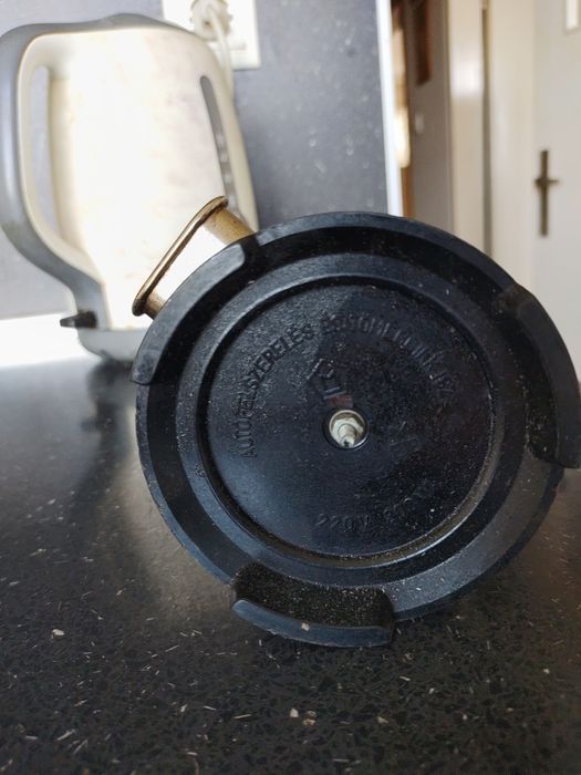 Продавам електрическа антикварна кафеварка