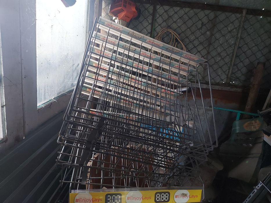 Vând rafturi comerciale