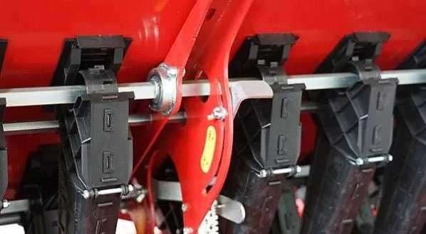 Semanatoare ASTRA 4 productivitate: 3,6-4,8 ha/h NOU