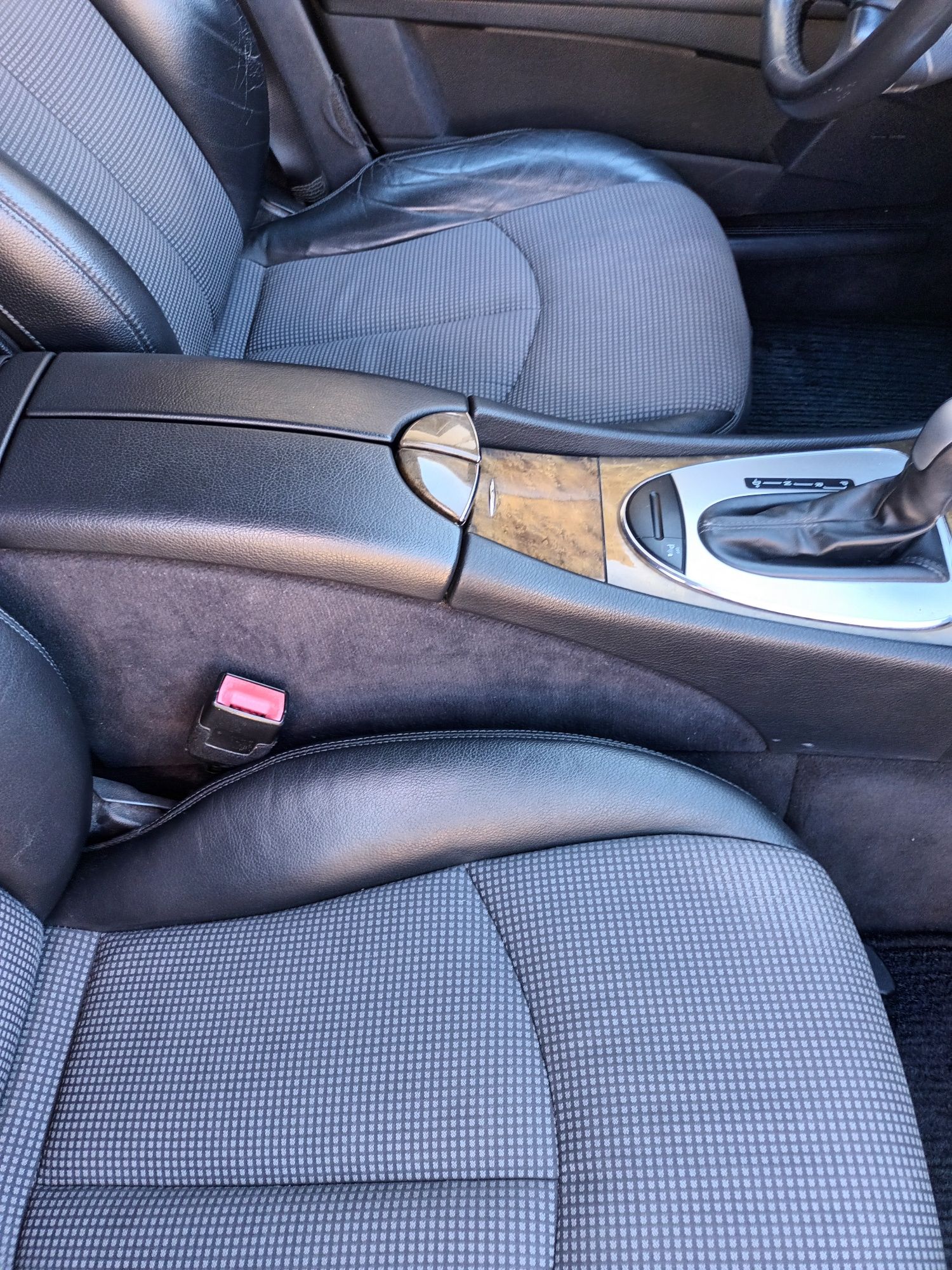 Продавам Мерцедес Е 320 CDI.