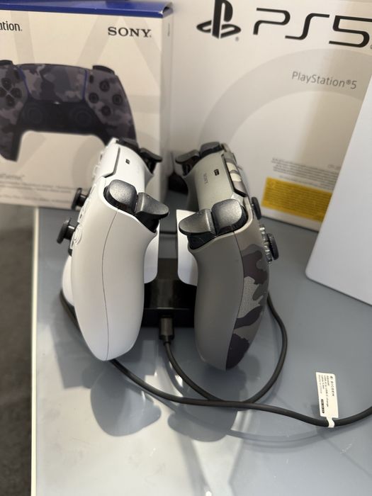 PlayStation 5 - с 2 джоистика и поставка /зарядно/ за тях - в Гаранция