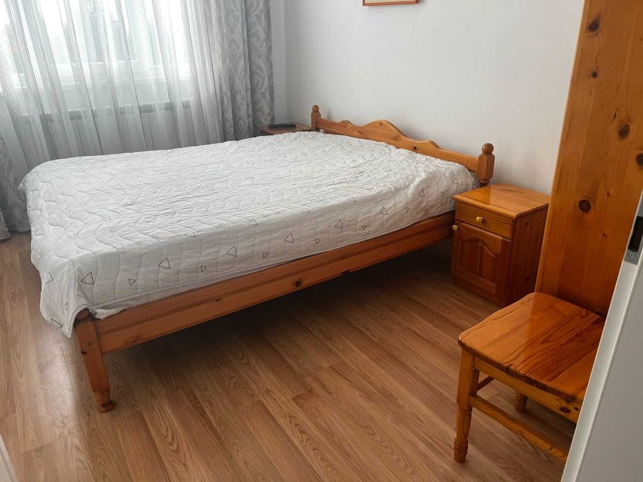 спалня от чам:дв. легло с еднолицев матрак,2 нощ. шкафчета,гардероб.