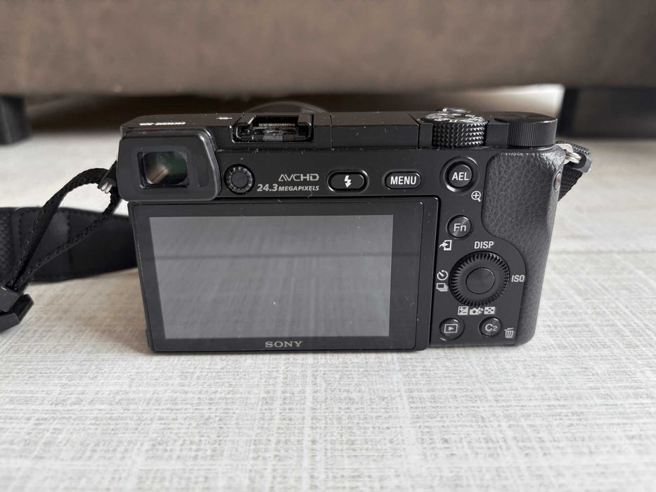 Sony A6000 Mirrorless 24MP + обектив 16-50 mm + аксесоари