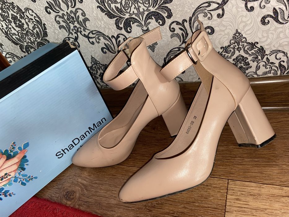 Бежевые туфли 38 размер