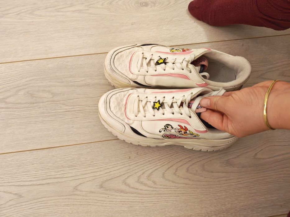 Кроссовки от бершка 37- 38 размер