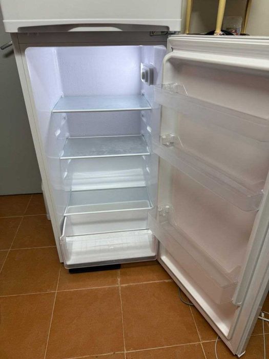 Продаваме хладилник