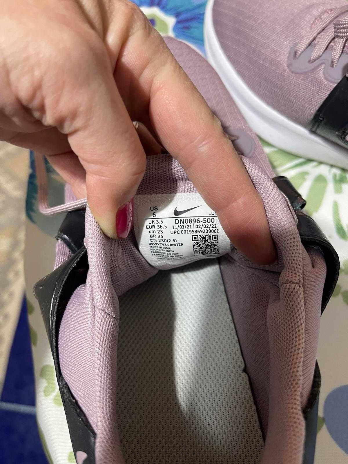 Nike primavara/vara, culoare si model deosebit, practic ca noi