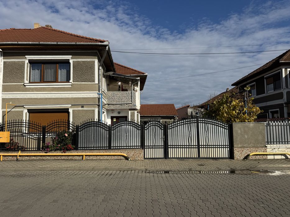 Casă cu etaj, utilată complet