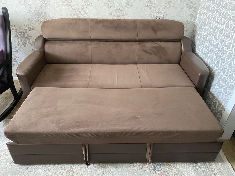 Продам диван коричневый с кожанными подлокотниками