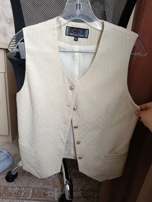 Лёгкая , нежная жилетка