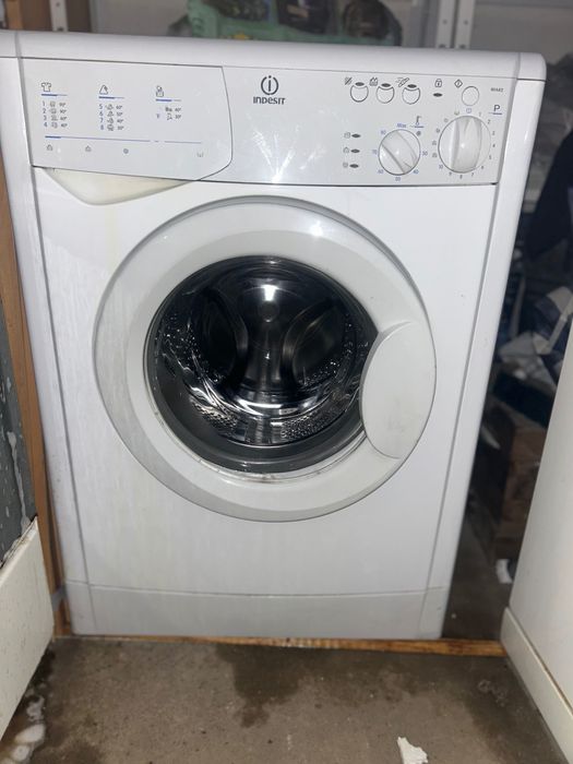 Продавам пералня Indesit