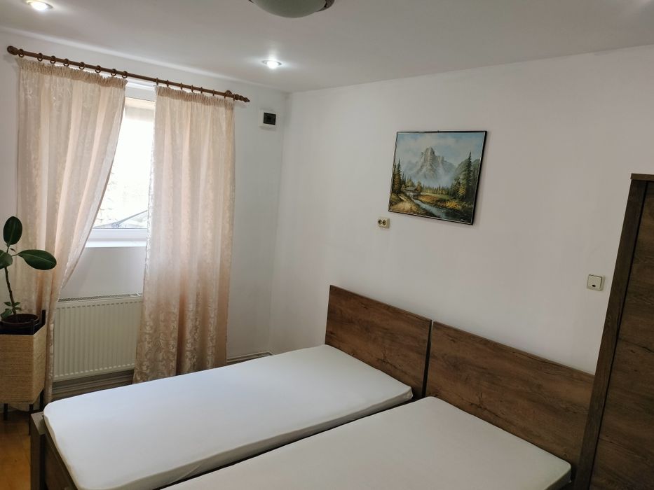 Se oferă spre vânzare 2buc pat single cu saltele aferente.