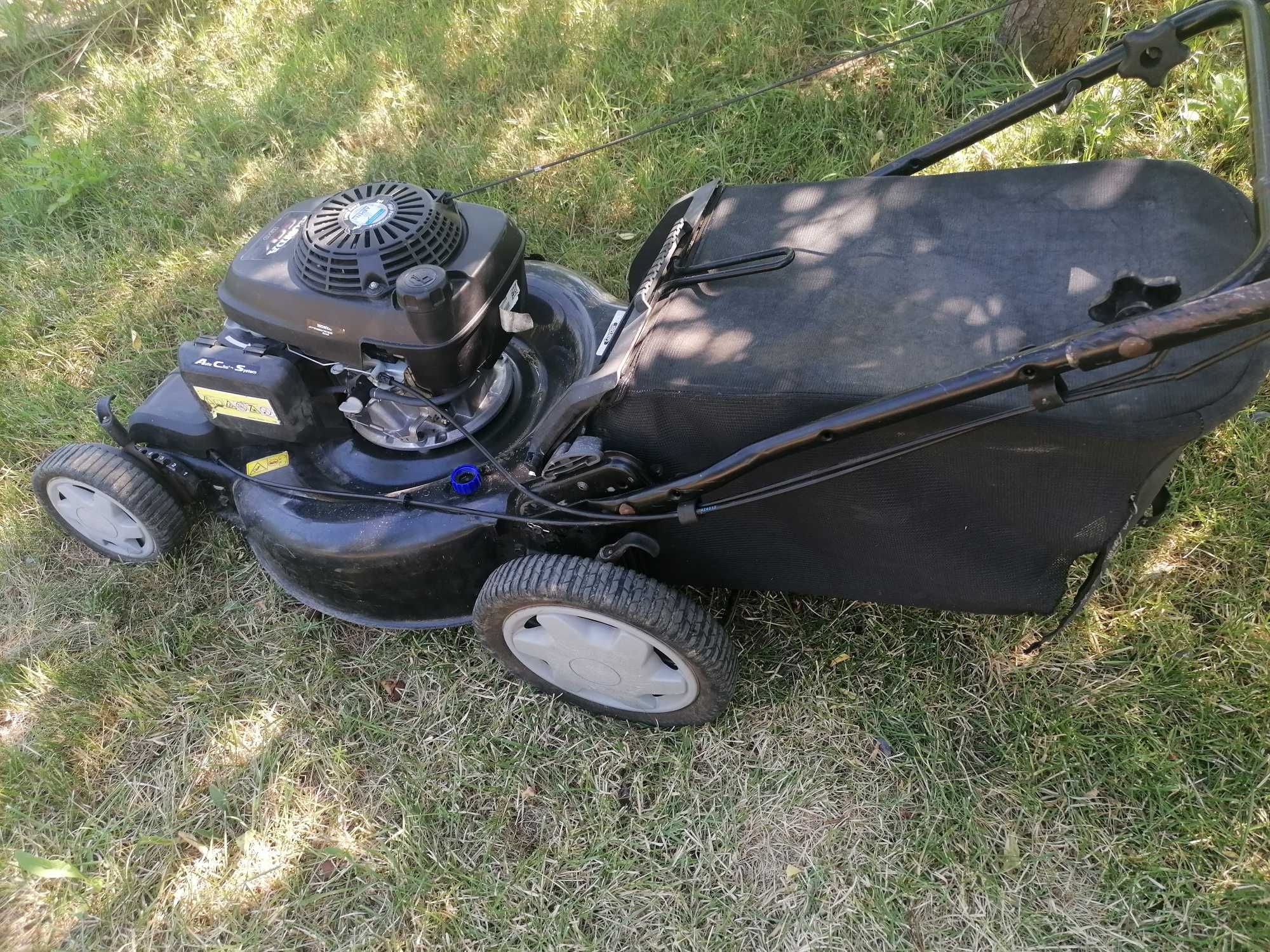 Masina de tuns iarba cu tractiune Honda