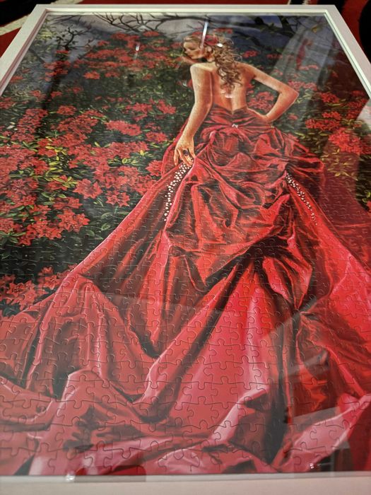 Puzzle 70 cm x 50 cm. Lady in red.