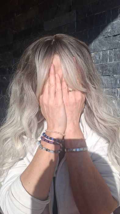 Perucă – blond argintiu ombré, ondulații lejere