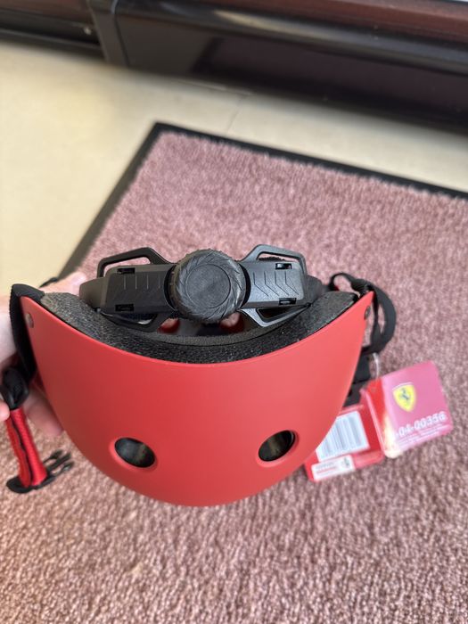 Червена каска за колелр