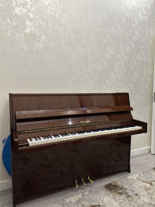 срочно продается пианино Petrof