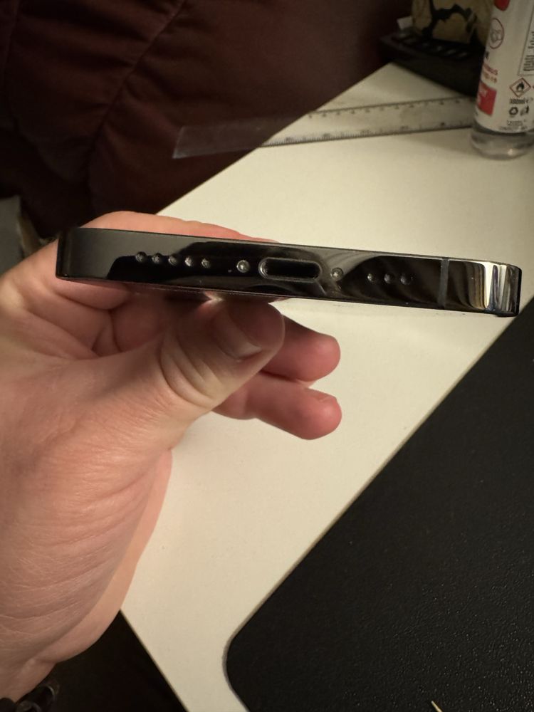 iPhone 12 Pro в много добро състояние с калъф