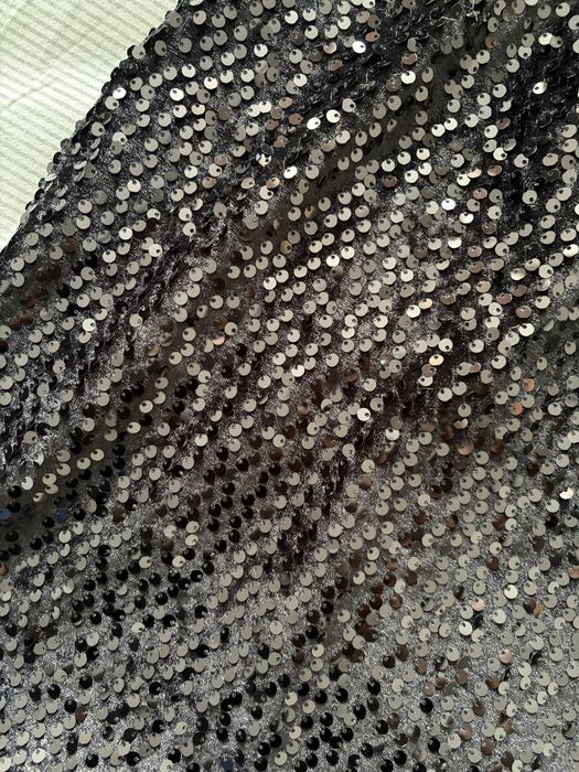 парти рокля в черно от пайети с пера