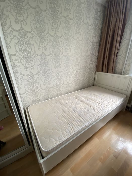 Кровать с матрасом в отличном состоянии
