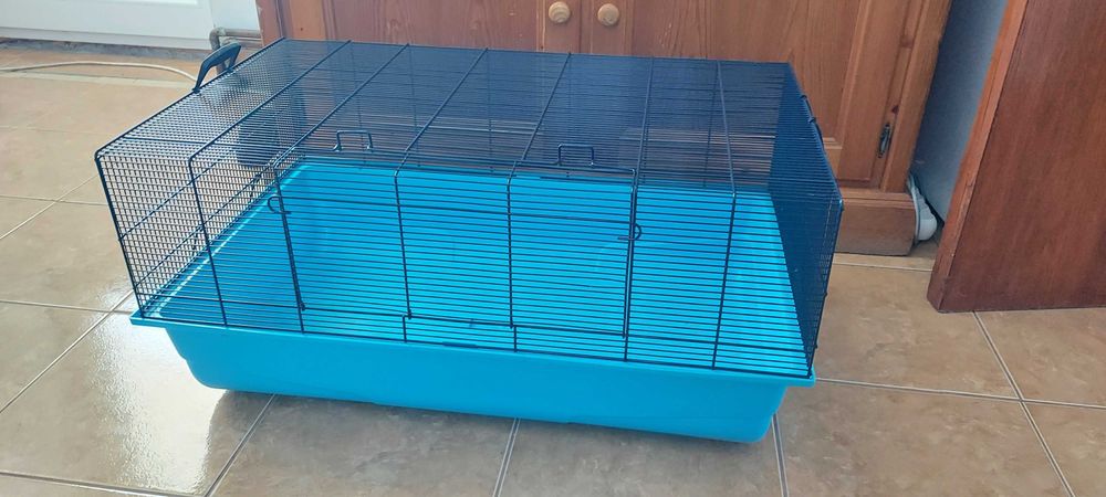 Cusca pentru Pisoi ,Iepuri, Pui , Etc , ca Noua .