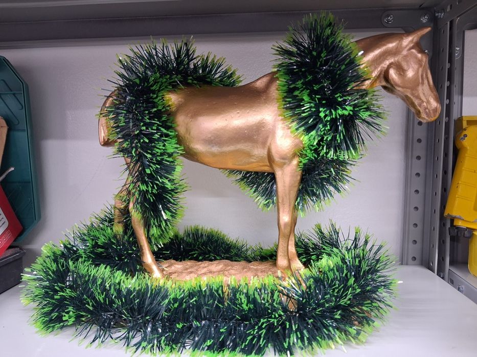 Продам лошадь метталическая в цвете золото