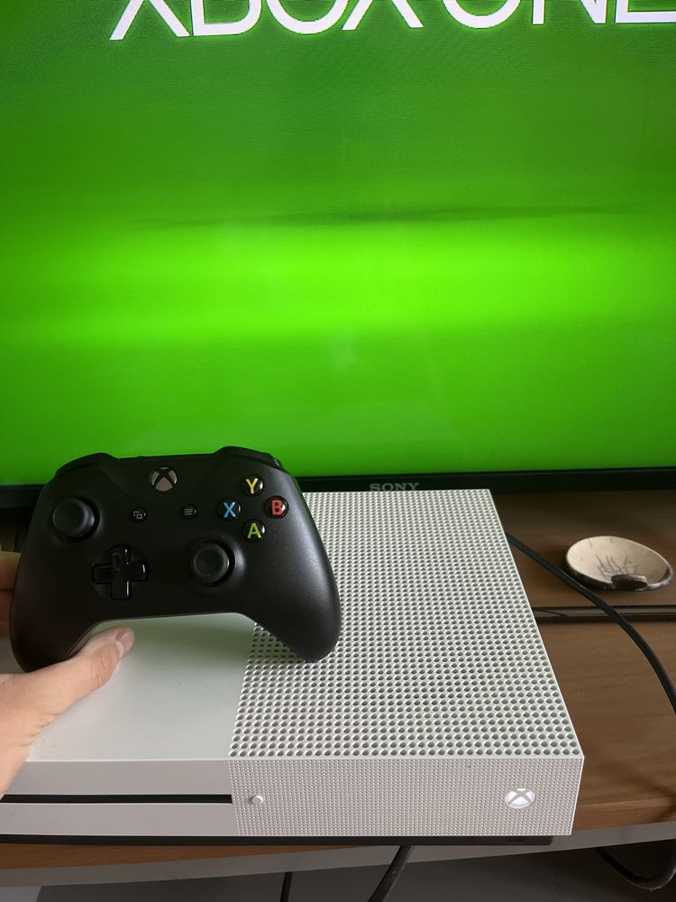 Xbox one s в отлично състояние както с  контролера . Той е с 1tb