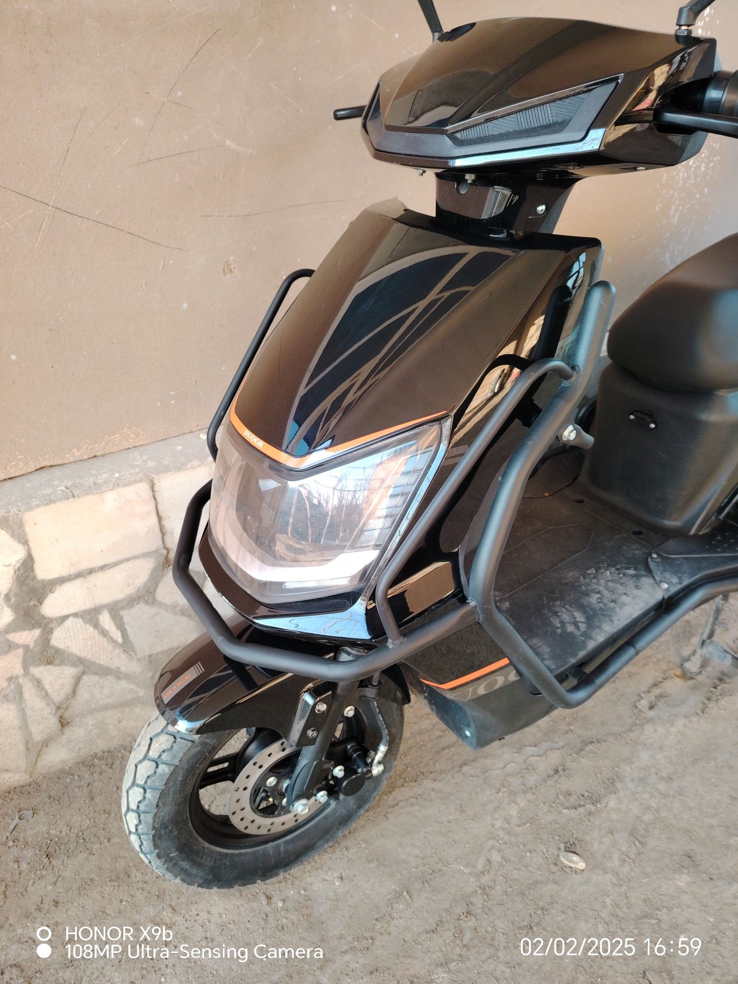 Skuter sotiladi. Holati alo darajada.