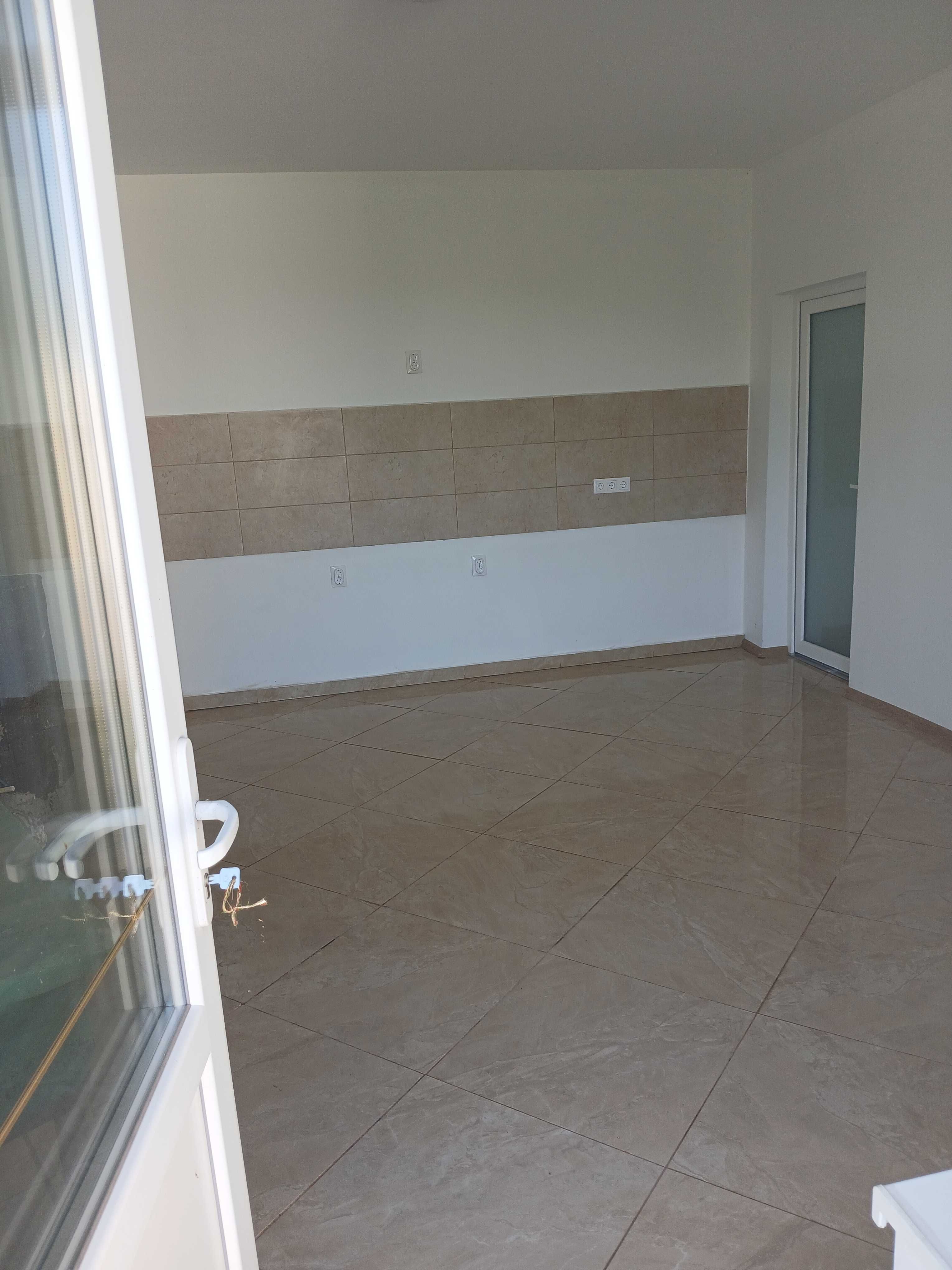 Vand casa la cheie, cu finisaje moderne, in Sintioana