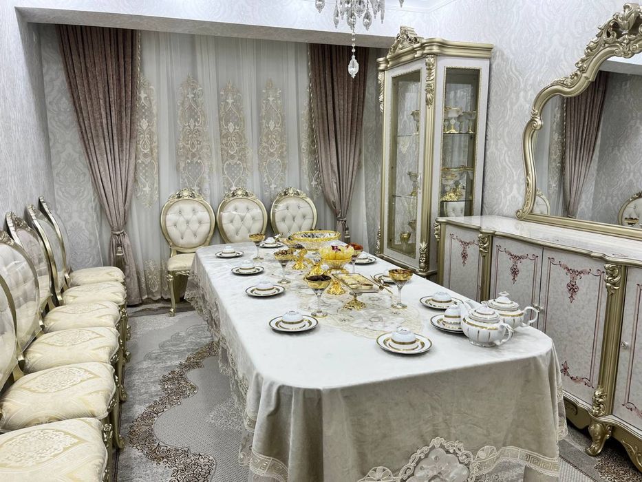 Стол стулья для гостиной