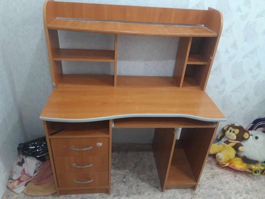 Продам компьютерный стол б.у