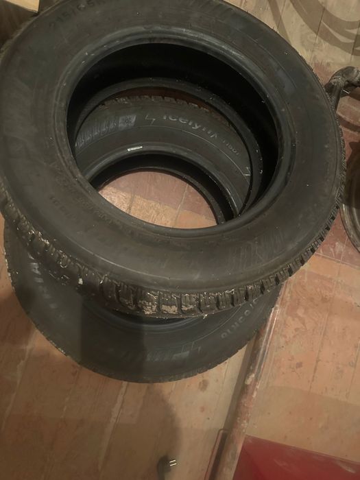 Шипы 215/65/16 в отличном состоянии шипы все на месте.2 из них новые