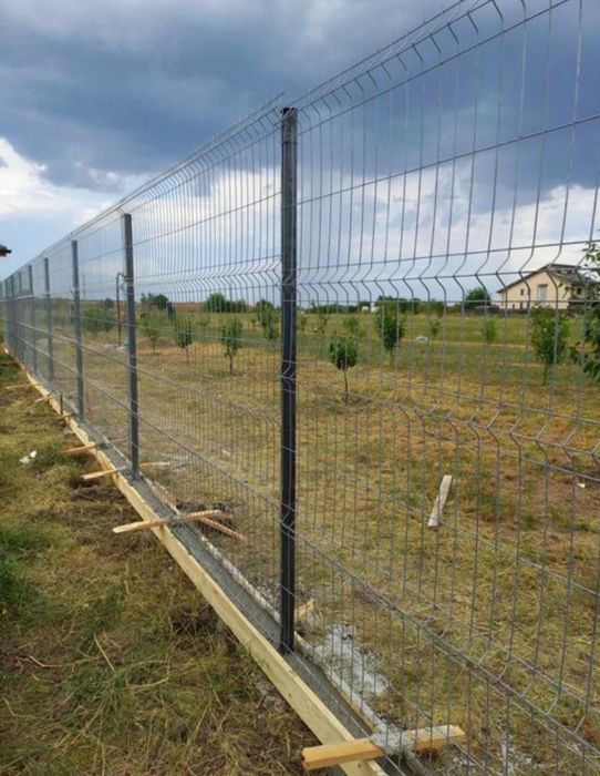 Vând garduri din plasa cu fundație sau piroane de beton