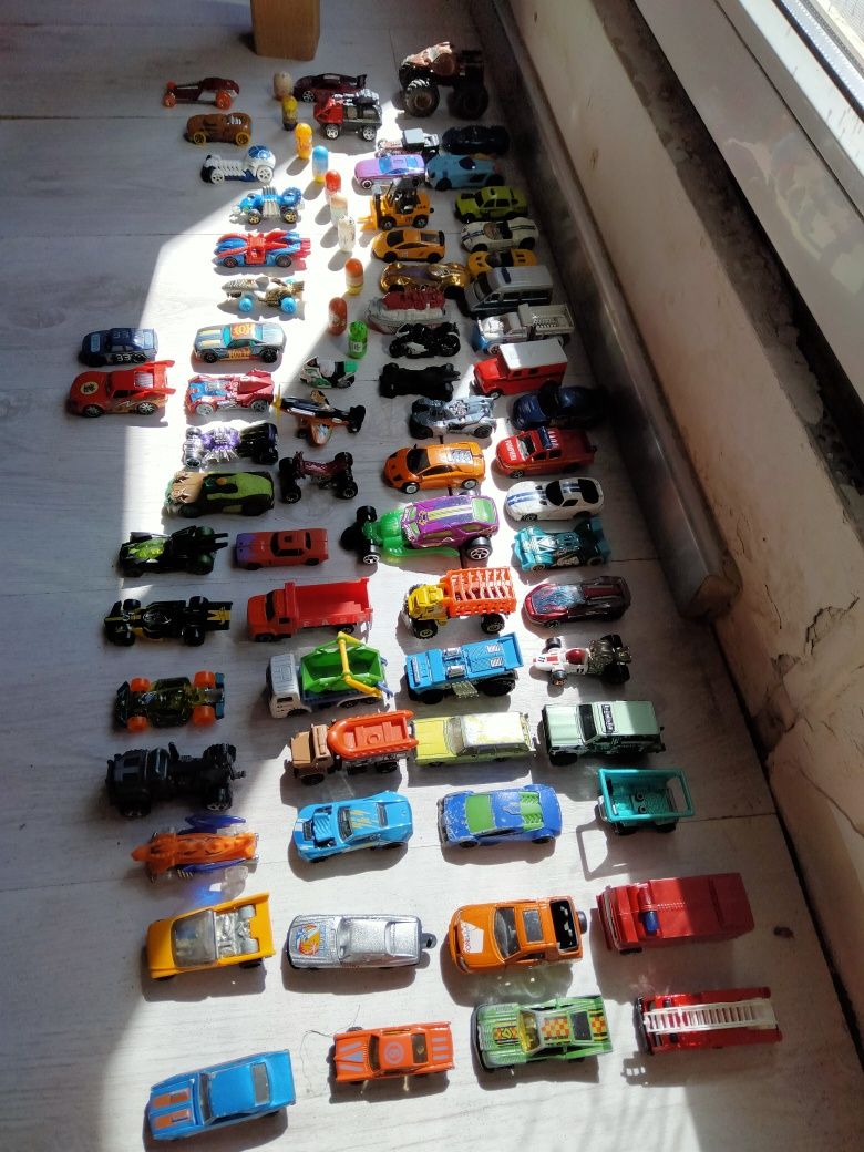 Vând 73 de mașinuțe HotWheels