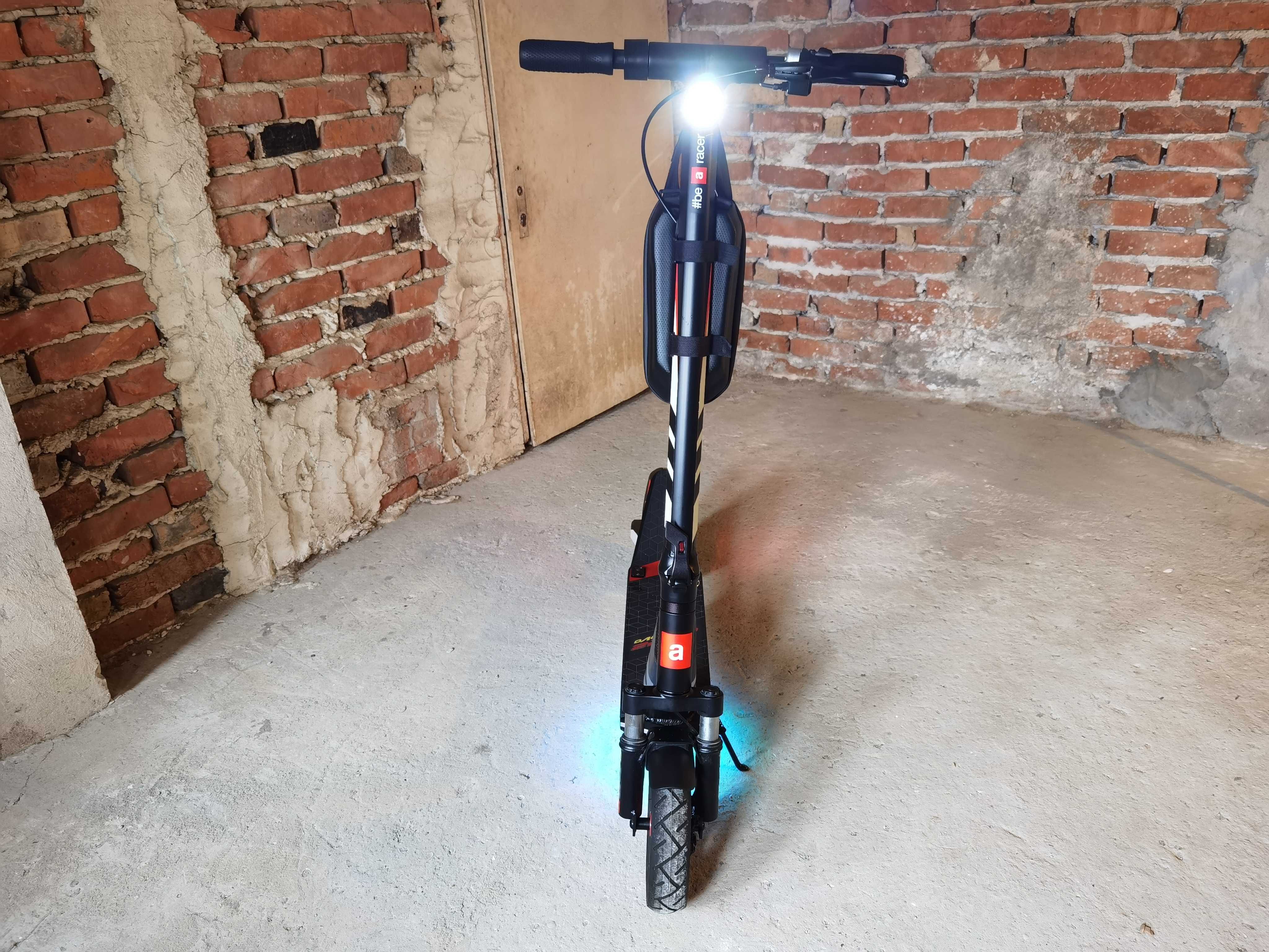 Италианска тротинетка Aprilia eSR2 Еvo, 500W, 48V, 14.4Ah, 21kg, нова.