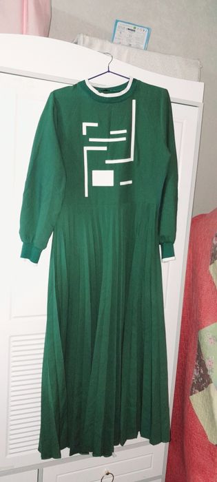 Продаётся модная платье темно зелёного цвета очень модная снизу плесир