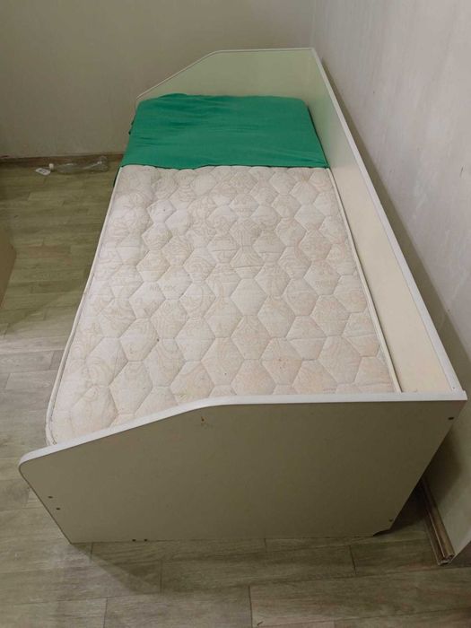 Кровать с бортиками и ящиками