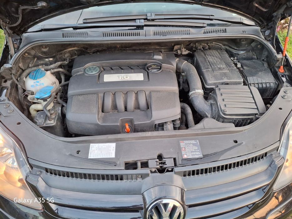 Golf 5 plus 1,6 benzină, 105cai, motor simplu.