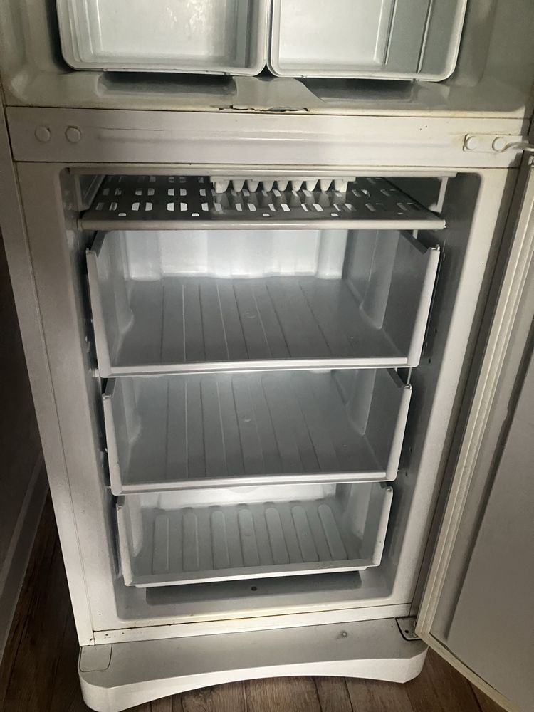 Холодильник indesit
