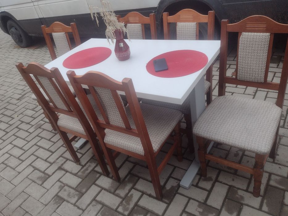 Mese și scaune din lemn masiv