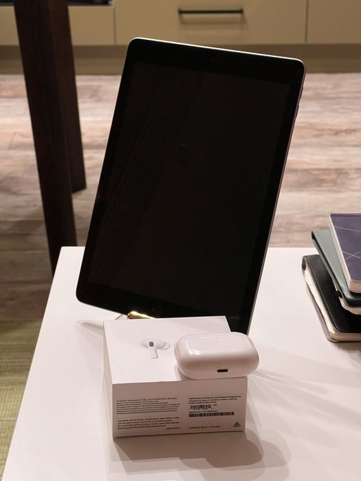 Ipad 5 32 ГБ и Airpods Pro кейс и 1 наушник