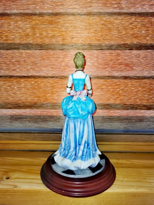 Фигура статуетка кукла винтидж ретро мода 1800 г. Дамата с ветрилото