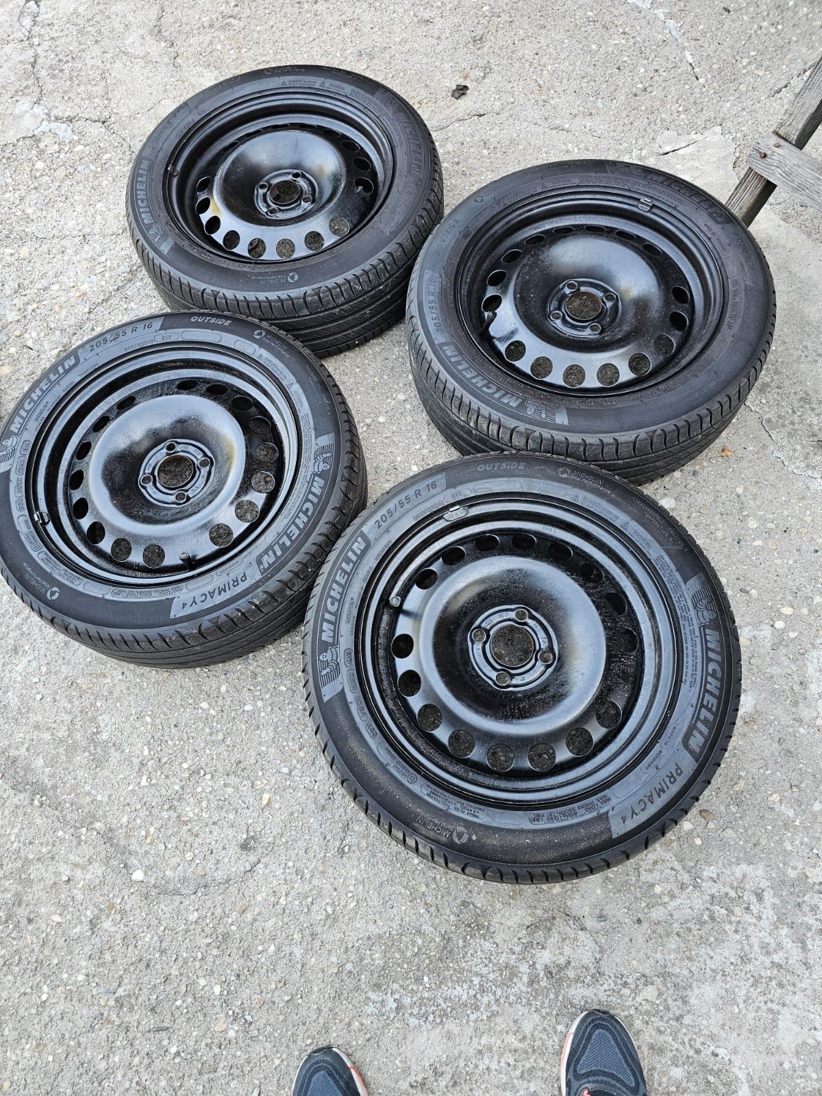 Jante noi tabla + anvelope vara Michelin ca NOI / 205 55 R16 / 4x100