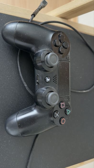 Play station 4.       3 manete