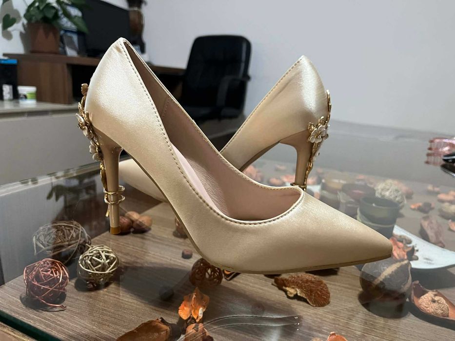 Обувки на висок ток