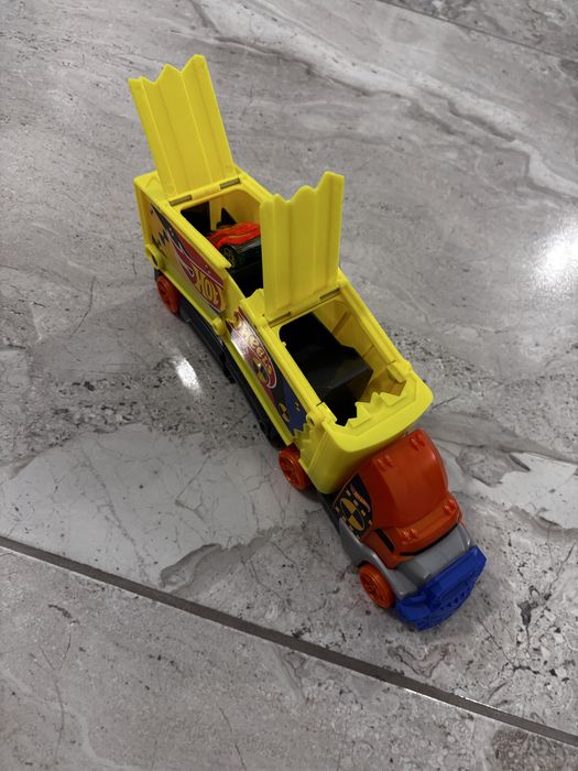 Детско камионче с колича Hot Wheels