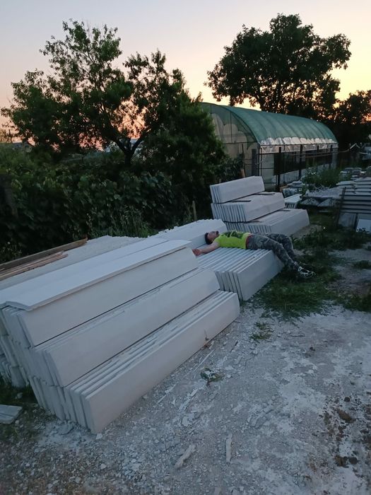 Capace de gard, coame, temelii, capete de stalpi.